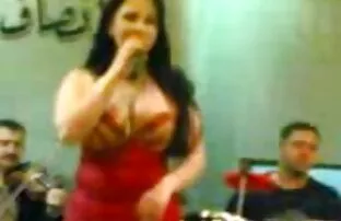 La salope britannique Carmel Moore dans un FFMM porno film complet vf dans le sauna